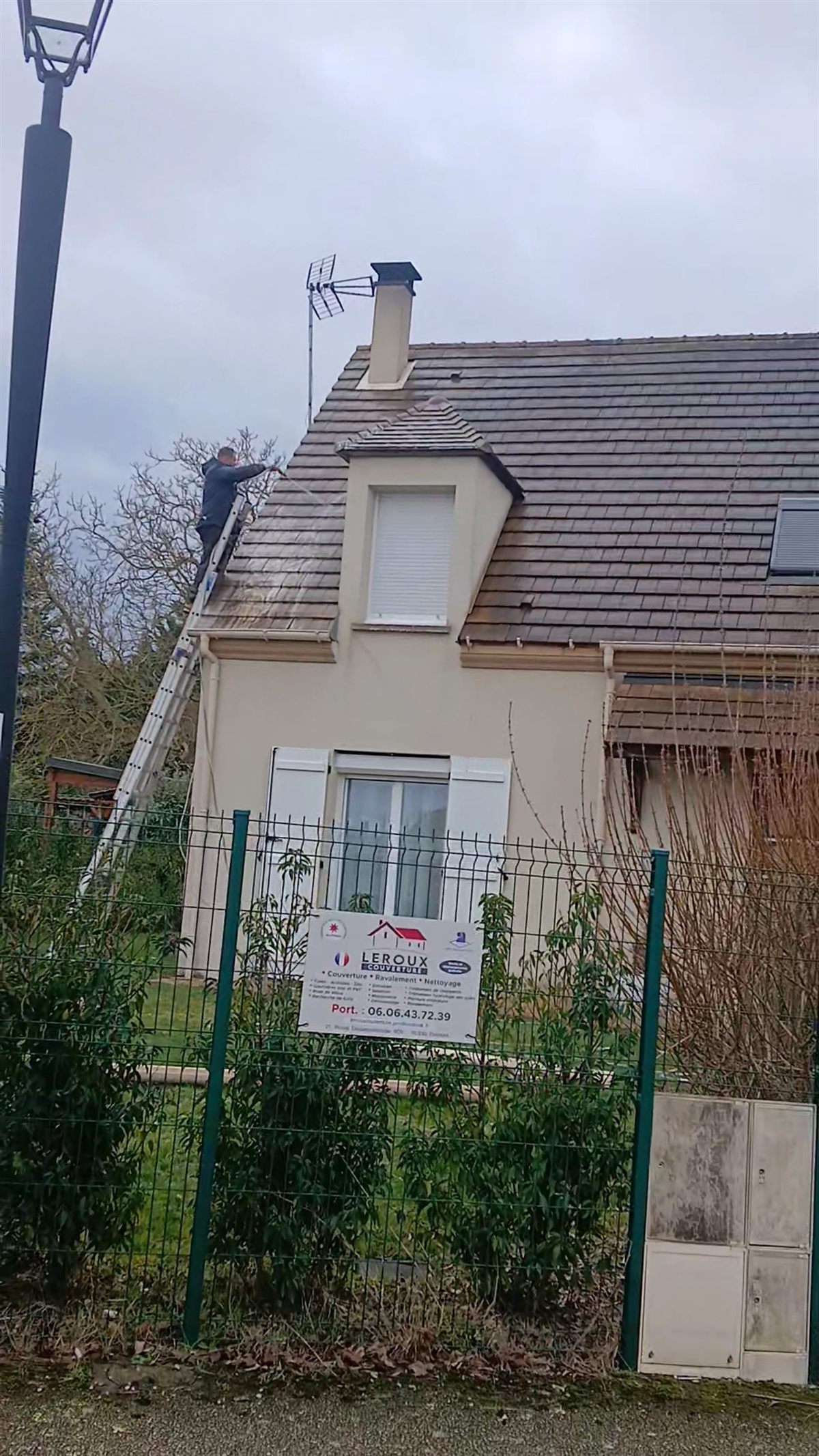 Intervention sur une couverture résidentielle — Accès au versant pour contrôler et reprendre les éléments nécessaires