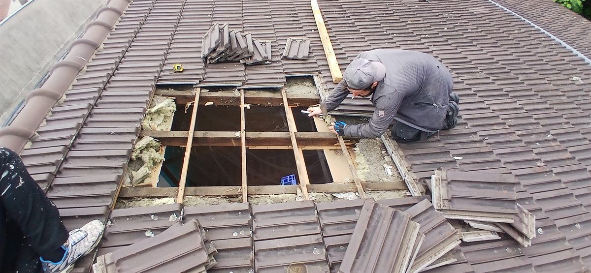 Préparation de l’ouverture en toiture — Dépose localisée des tuiles et contrôle de la structure existante