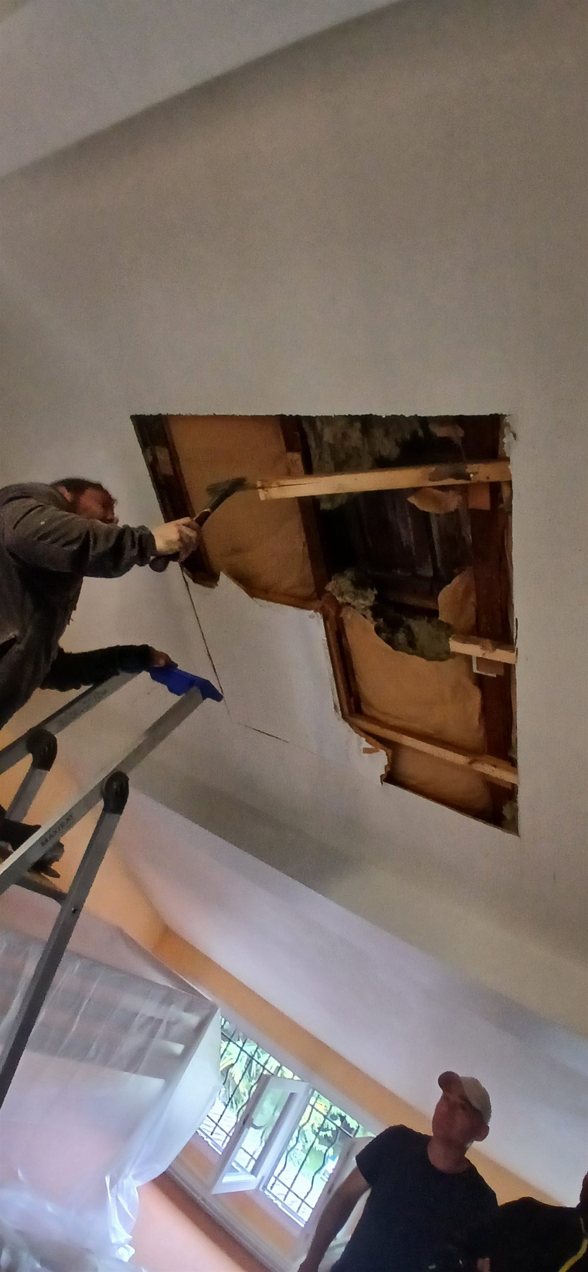 Accès intérieur à la charpente — Ouverture localisée pour préparer une intervention en toiture