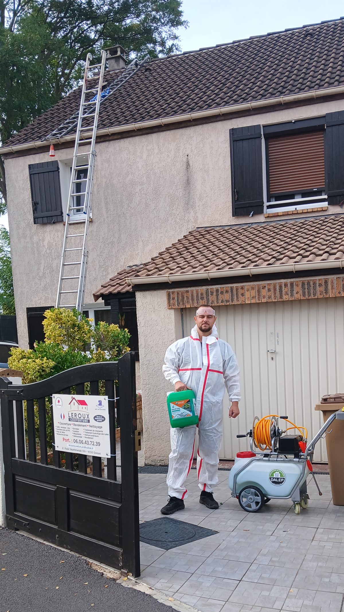 Préparation d’un traitement de toiture — Matériel de pulvérisation et produit d’entretien préparés sur chantier